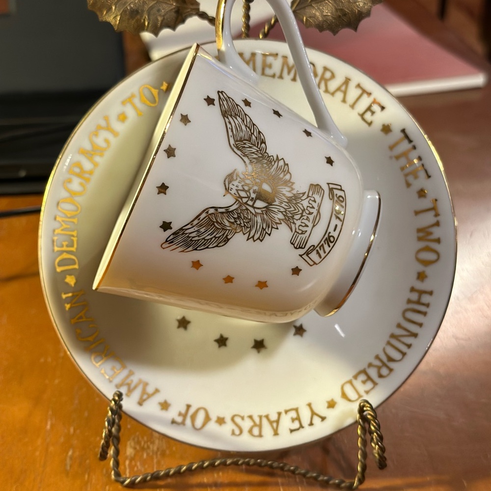 Teacup commemorate the two hundred years of American democracy.